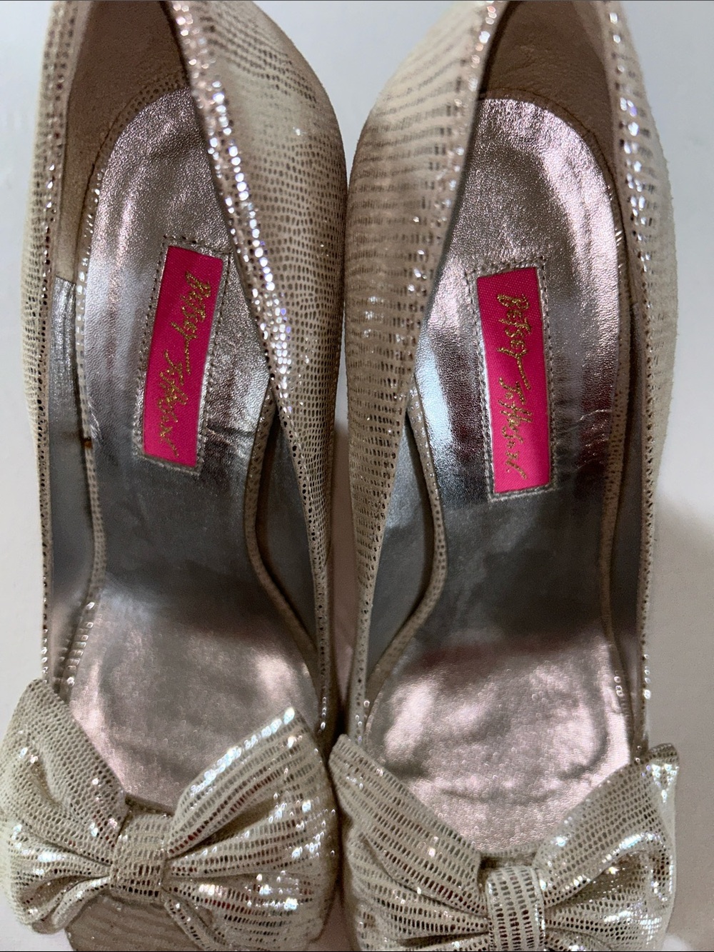 NWOB Betsey Johnson Florence Silver Bow Peep Toe Wedges - Metallic Textured - Picture 5 of 9